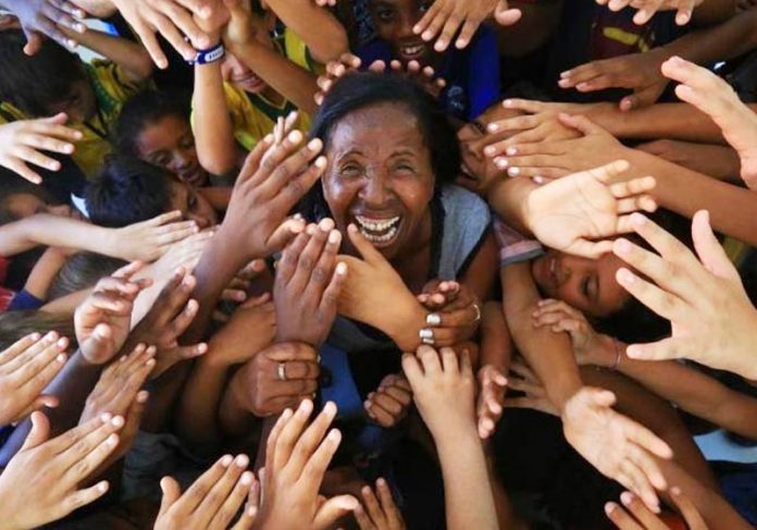 gari-ong-close- Rozeli e as crianças - Foto: divulgação