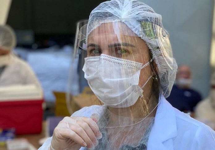 primeira-brasileira-vacina-close Cirurgia dentista Denise Abranches - Foto: reprodução / Instagram