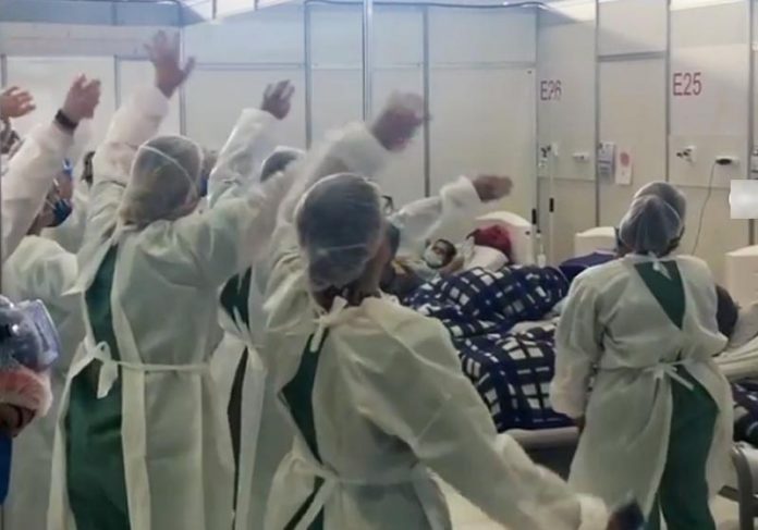 profissionais-saude-anhembi-close Cantoria pra animar pacientes - Foto: reprodução / Instagram @lizfranzotti