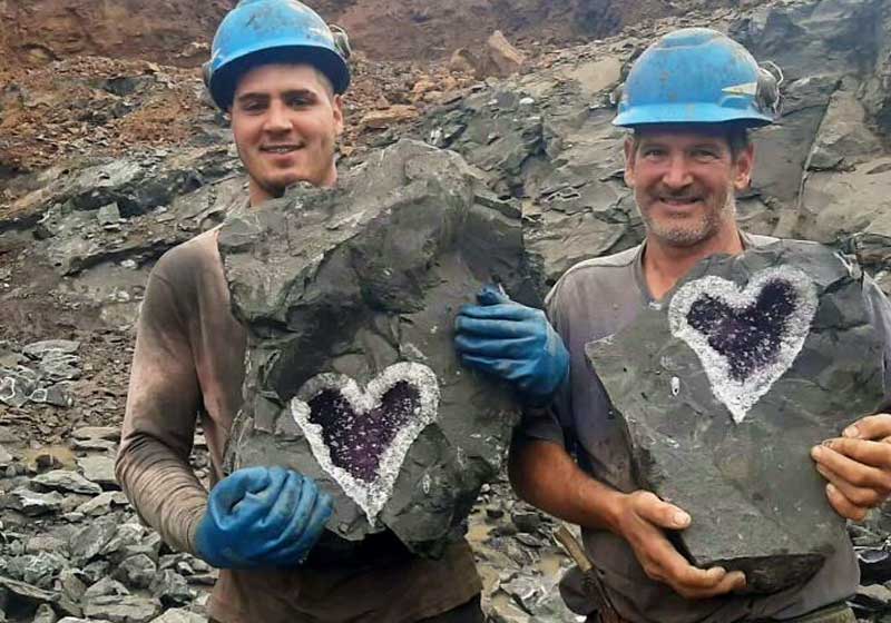 Mineradores encontraram cristal de ametista raro em forma de coração