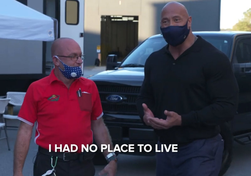 The Rock leva presentão a amigo que deu casa e dinheiro antes da fama: vídeo