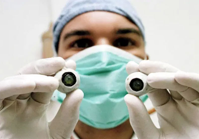 Cego volta a enxergar após 1º transplante de córnea artificial do mundo