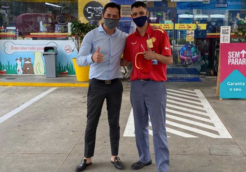 Dentista contrata aluno de Odonto frentista que abasteceu carro dele
