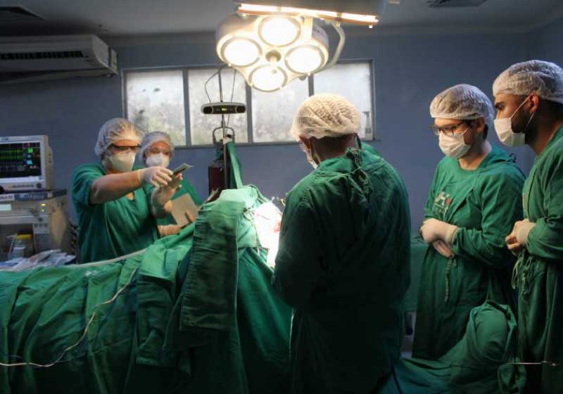 Hospital opera paciente acordado e retira tumor que provocava crises de epilepsia. - Foto: reprodução Ophir Loyola
