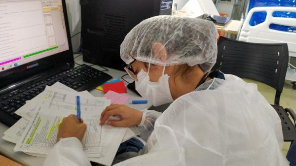 Larissa, durante o plantão no hospital. - Foto: Ísis Capistrano