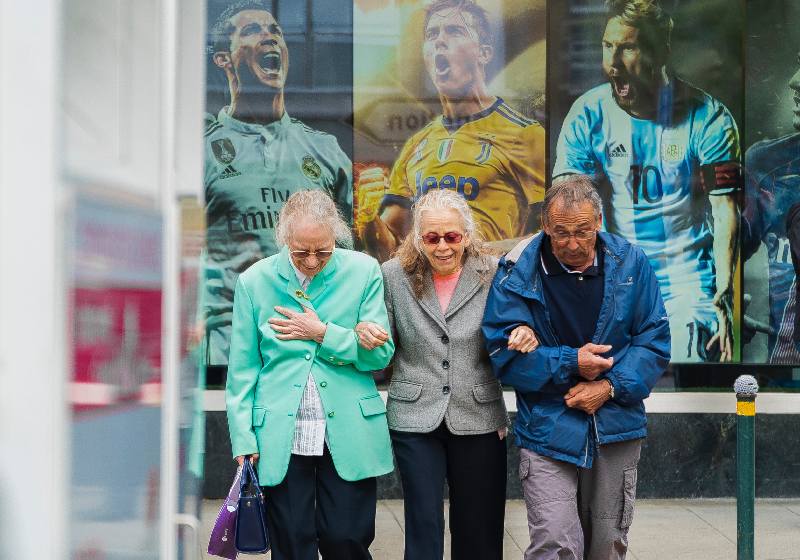Idosos caminhando na Suíca - Foto: Philippe Leone / Unsplash