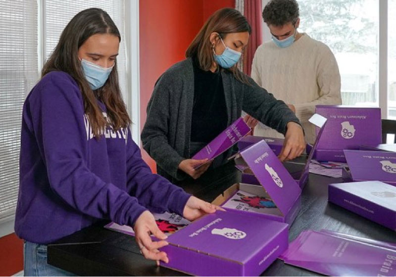 Os kits de cuidados especiais para pessoas com Alzheimer inclui livro de colorir, quebra-cabeça e óleos essenciais. - Foto: divulgação