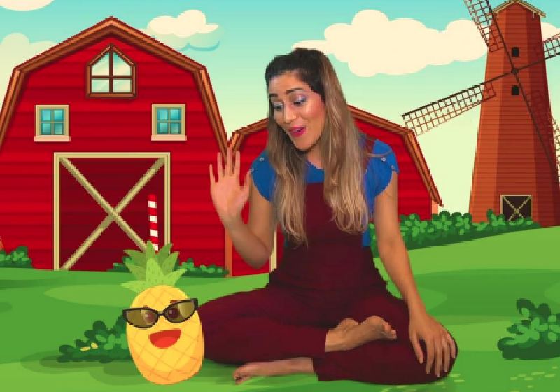 Ariadne ensinando meditação e yoga para crianças no Youtube - Foto: reprodução