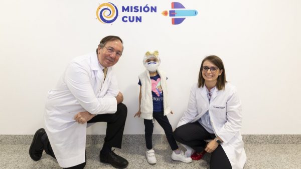 Ahinara e os médicos - Foto: Clínica Universitária de Navarra