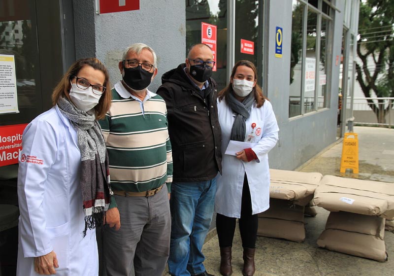 O paciente faz doação ao hospital que o atendeu enquanto estava com covid-19 - Foto: Mackenzie