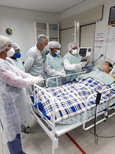 Técnico em momento de leitura com paciente - Foto: reprodução