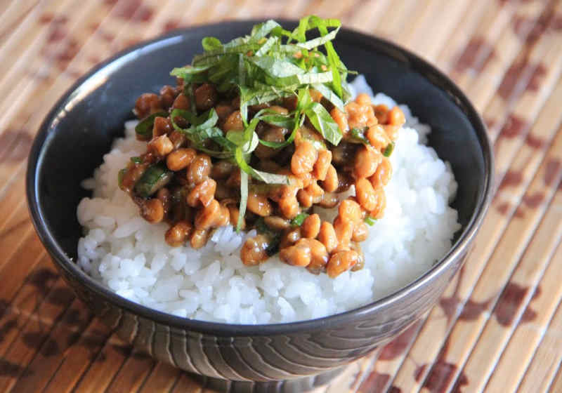 O Natô é um prato típico feito a partir da fermentação da soja Foto: reprodução japonês, uma espécie de