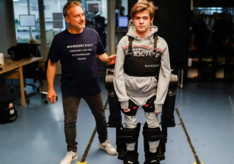 O exoesqueleto permite que Oscar se levante de sua cadeira de rodas e ande pela sala Foto: Christian Hartmann